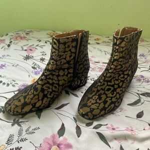 Leopard print booties, size 9 boots